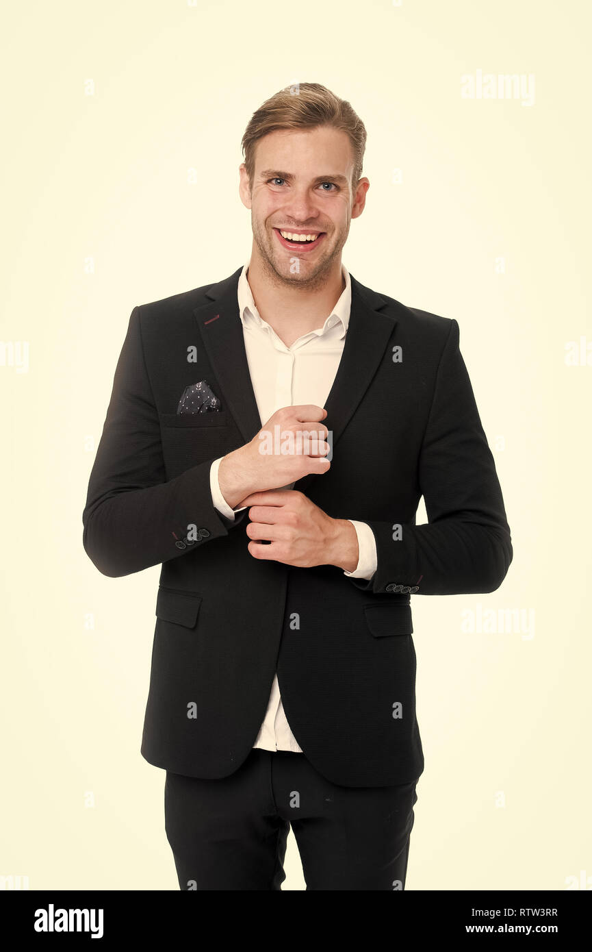 Código de vestimenta profesional. El hombre feliz bien arreglados en traje  formal, aislado fondo blanco. Concepto de moda masculina. Empresario  caballero vestido de traje profesional. Código de vestimenta de negocios  significa para