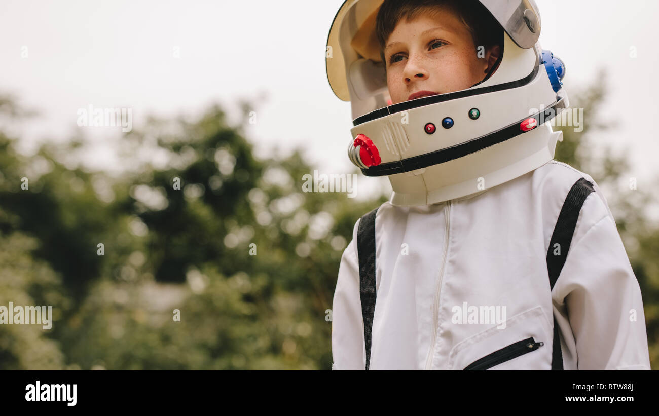 Pequeño niño fingiendo ser un astronauta vistiendo un traje espacial y casco  exterior permanente. Niño jugando a ser astronauta con casco y traje  espacial Fotografía de stock - Alamy