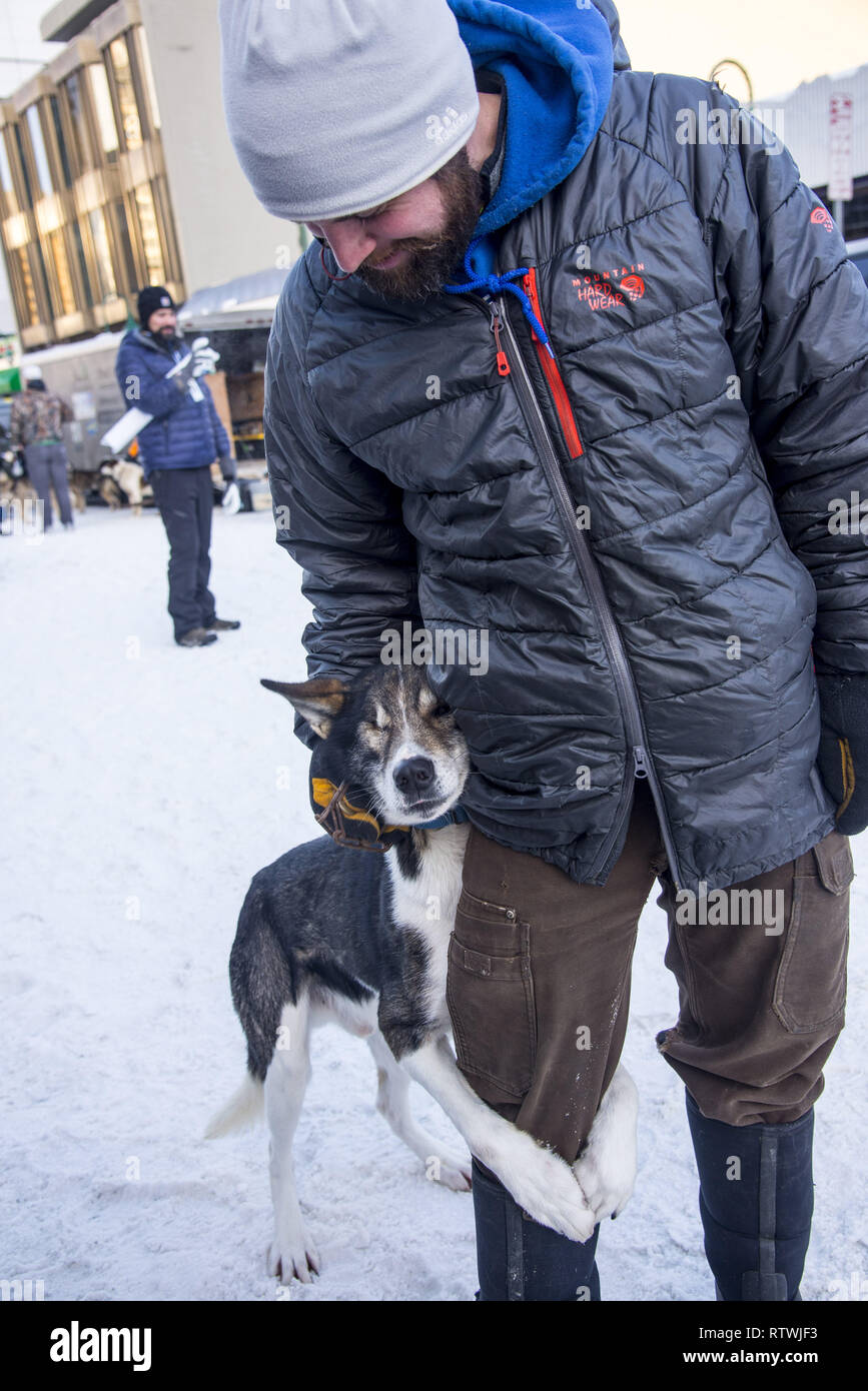 Marzo 2019 - ''Reebok'' la carrera de perros Iditarod musher Barnes al inicio de 2019 Iditarod doglsed raza, Alaska. Reebok perdió un ojo en un con paja que
