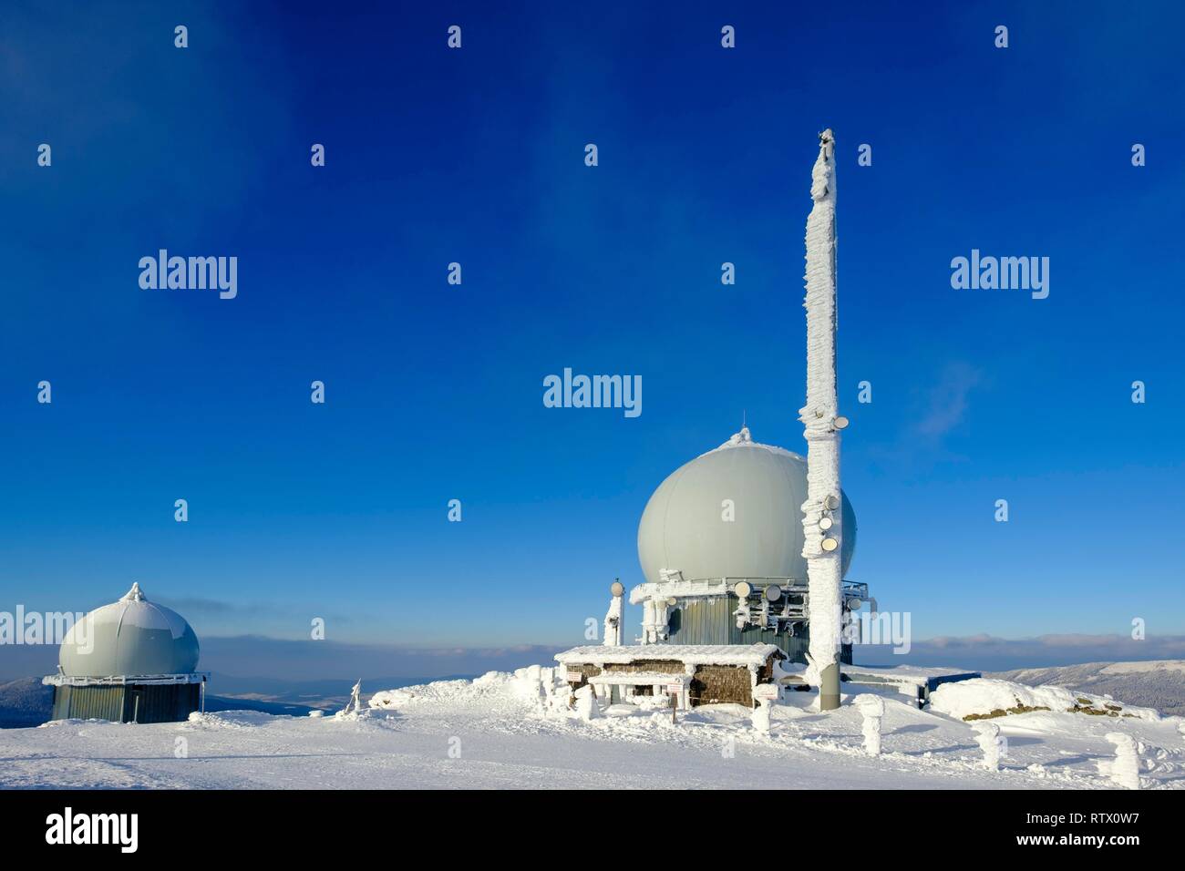 Radomo y antena en la cumbre en invierno, Großer Arber, Bosque Bávaro Park, parque de la naturaleza de la Baja Baviera, Baviera, Alemania Foto de stock