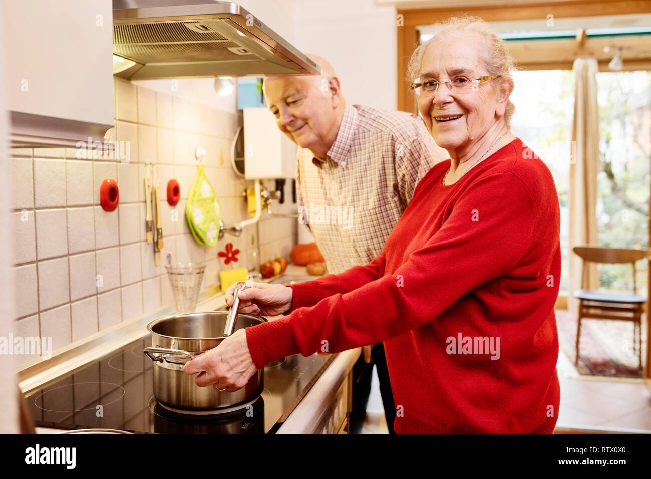 Los ancianos en la estufa y cocina, Alemania Foto de stock