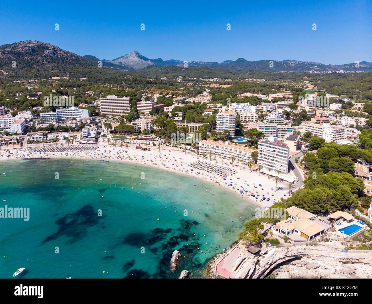 Vista aérea, vista de Peguera, con hoteles y playa, Costa de la Calma, región Caliva, Mallorca, Islas Baleares, España Foto de stock
