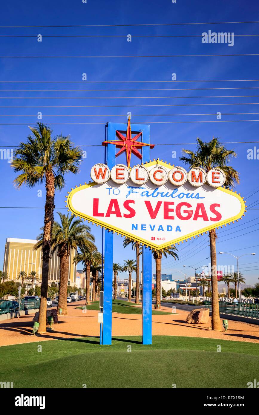 Bienvenido a la fabulosa Las Vegas, enfrente del cartel de bienvenida a Las Vegas, Las Vegas Strip, en Las Vegas, Nevada, EE.UU. Foto de stock