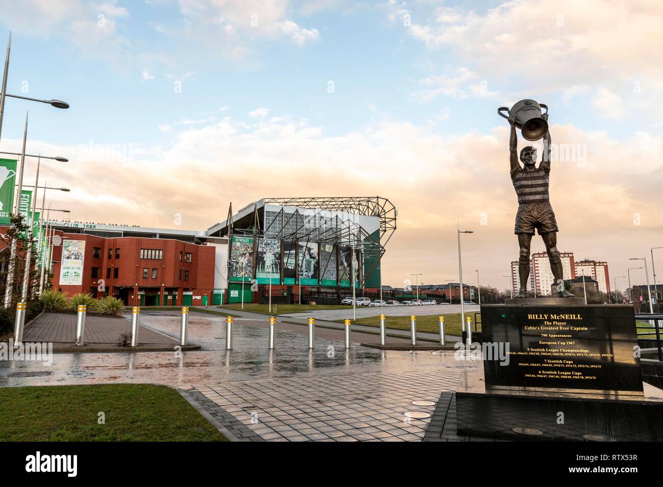 Billy McNeil estatua en frente del estadio Celtic Park en Glasgow, Escocia, Reino Unido. 2.03.2019 Foto de stock
