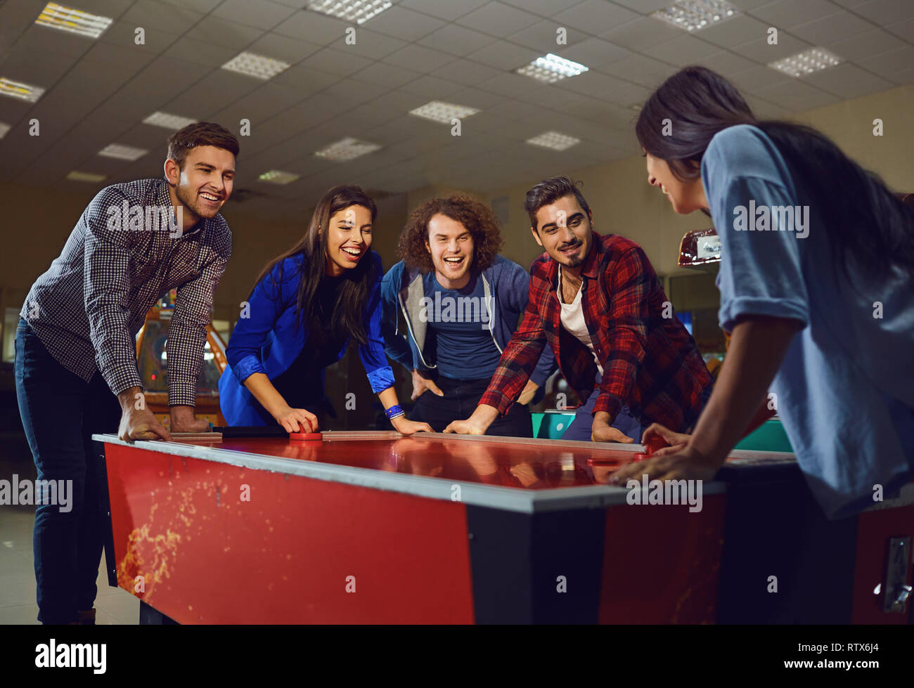 Grupo amigos jugando fotografías e imágenes de alta resolución Alamy