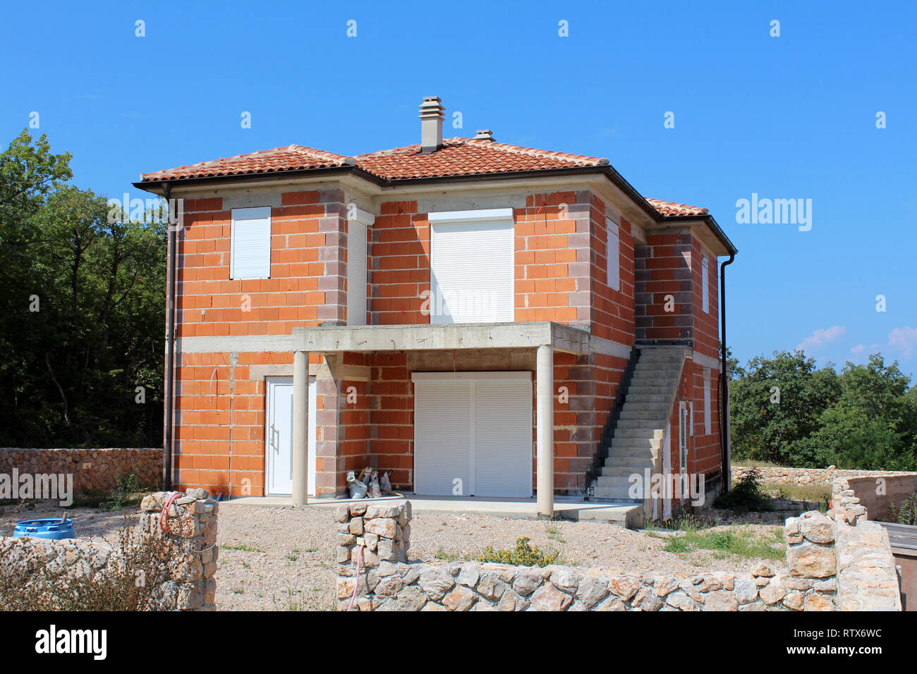 puertas delanteras pintadas en casas de ladrillo marron
