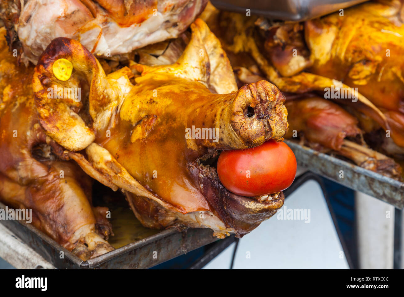 Hornado", toda la carne de cerdo preparado en el horno Fotografía de stock  - Alamy