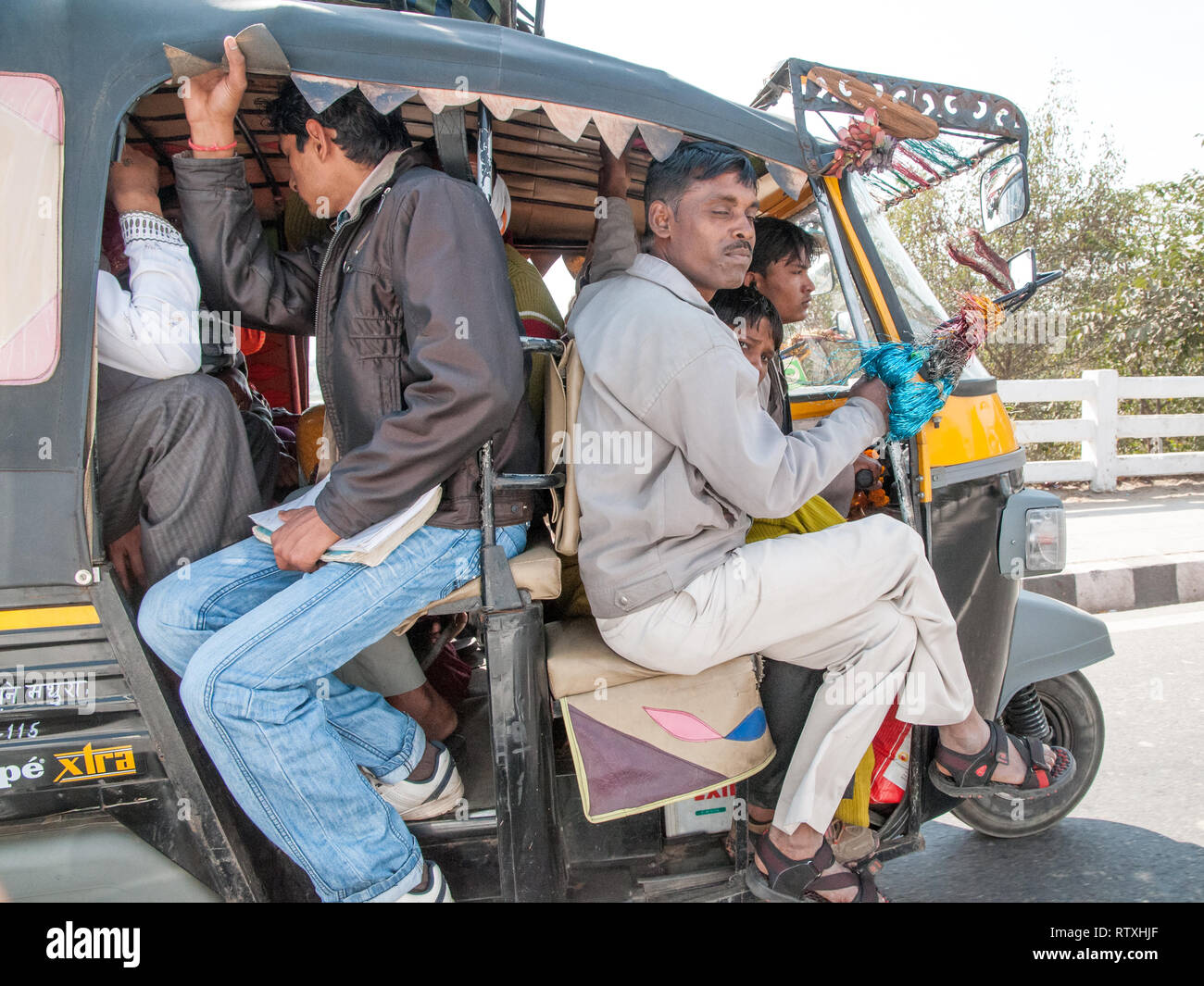 Resultado de imagen de tuk tuk colectivo india