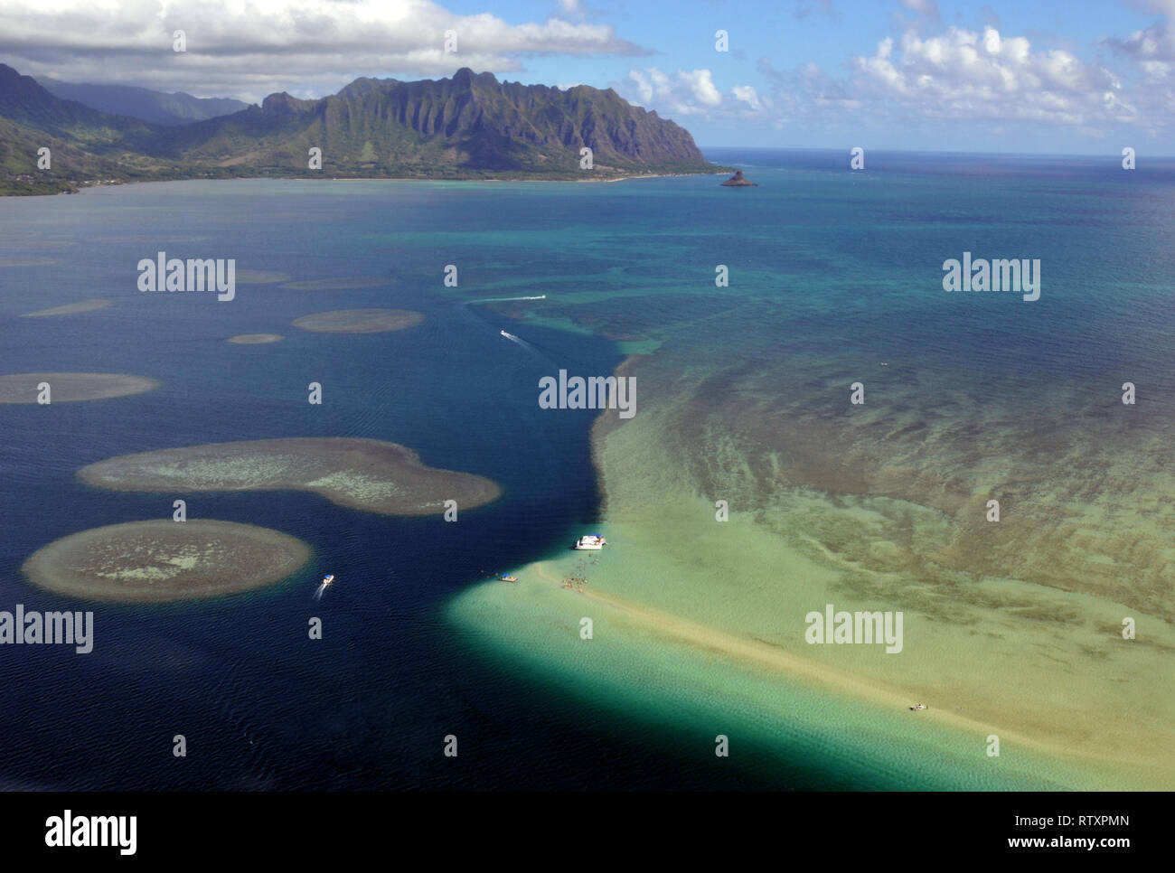 Vista aérea de bancos de arena y arrecifes de coral en la bahía Kaneohe Bay, Oahu, Hawaii, EE.UU. Foto de stock