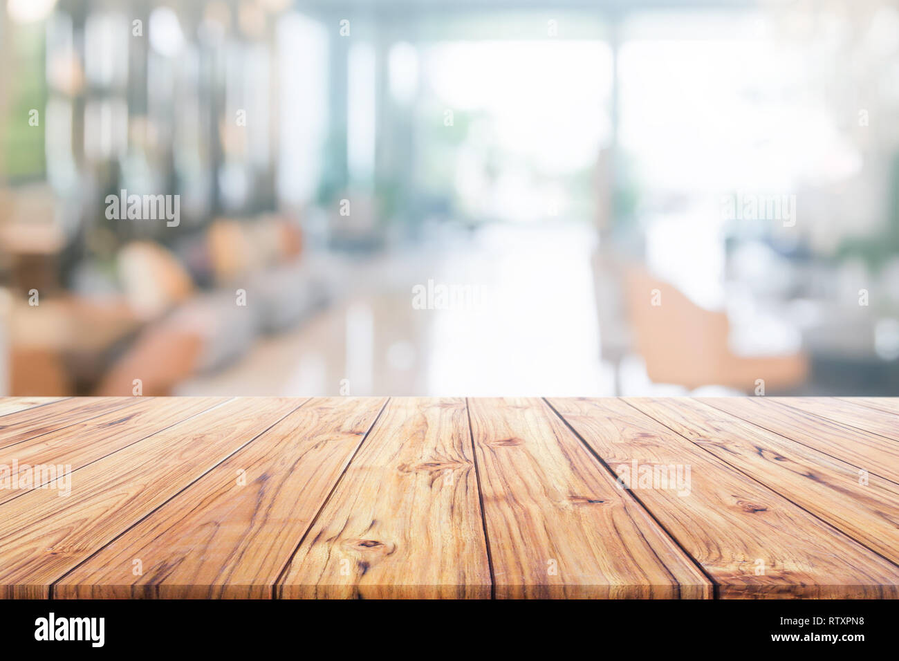 Mesa de madera en la recepción El hotel interior borrosa o pasillo moderno listo de fondo utilizado us pantalla o montage productos diseño Foto de stock