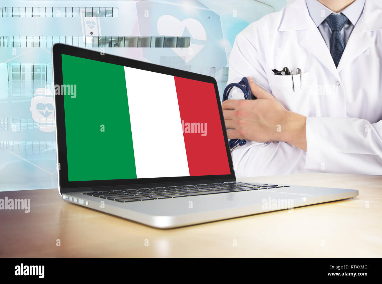 El sistema de asistencia sanitaria en Italia tema técnico. La bandera  italiana en la pantalla de ordenador. Doctor de pie con el estetoscopio en  el hospital. Y Cryptocurrency Blockchain co Fotografía de