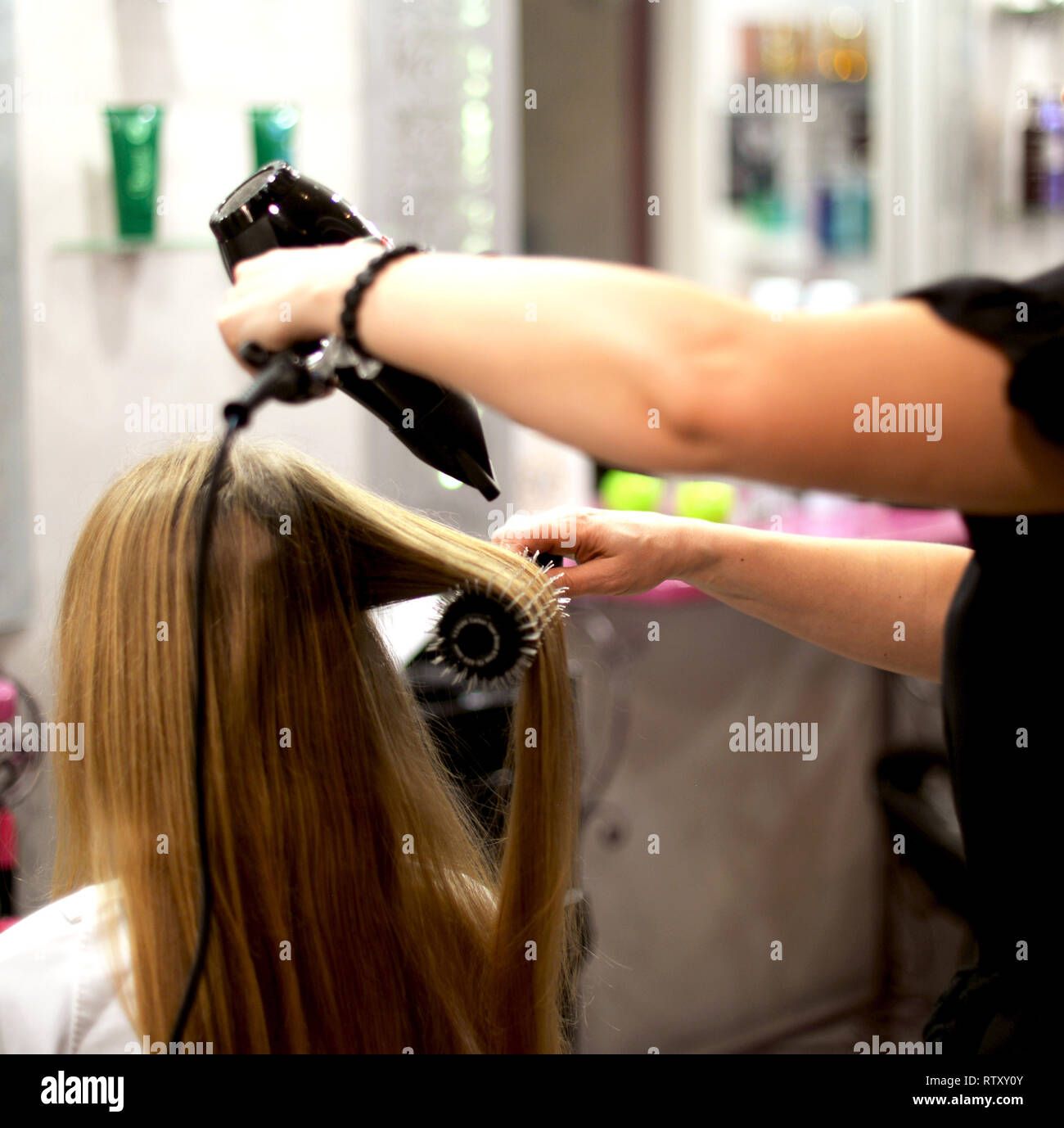 El peinado en un salón de belleza. Secador de pelo. Peinar el Cabello  Fotografía de stock - Alamy