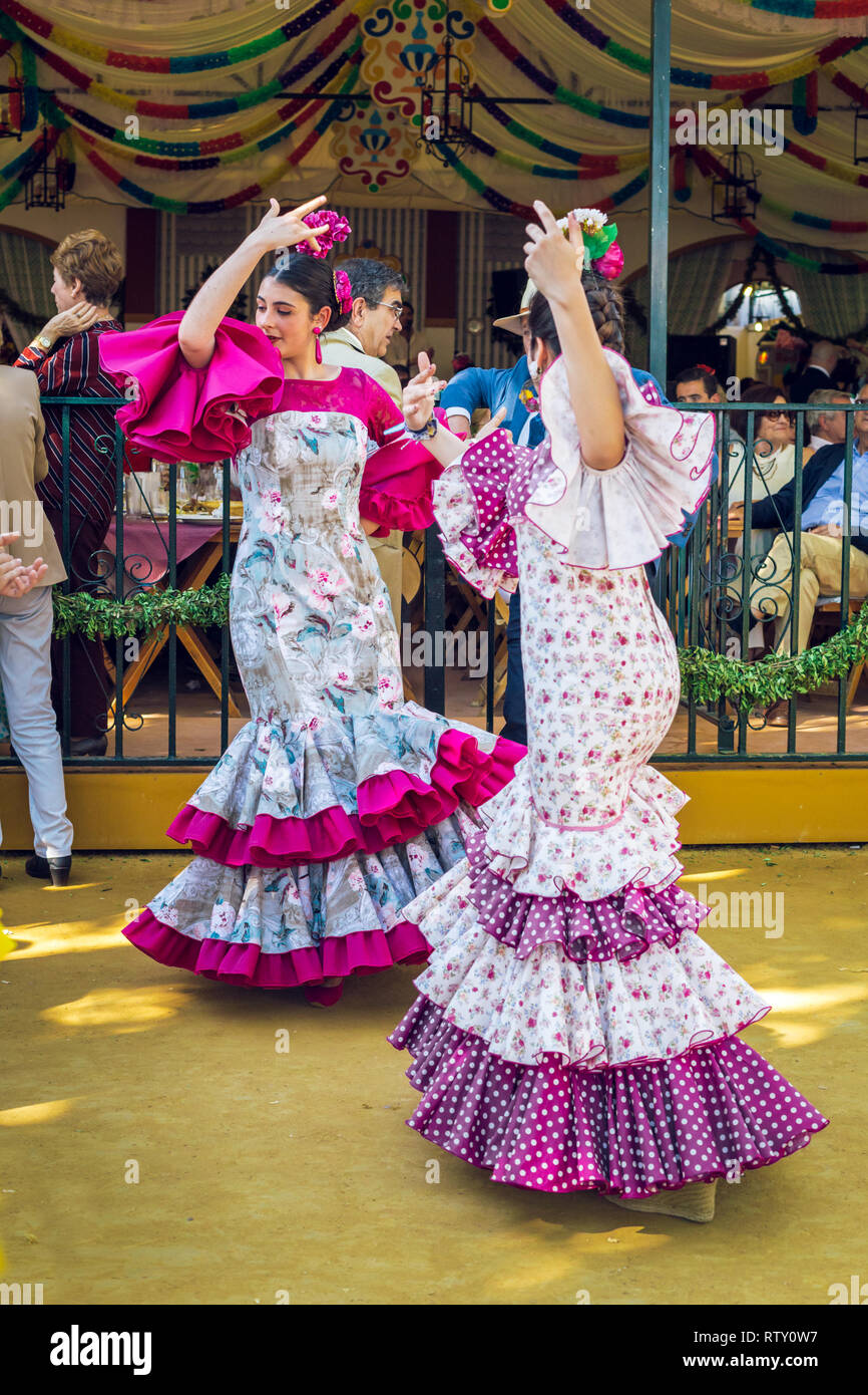 Sevillanas dance fotografías e imágenes de alta resolución - Alamy