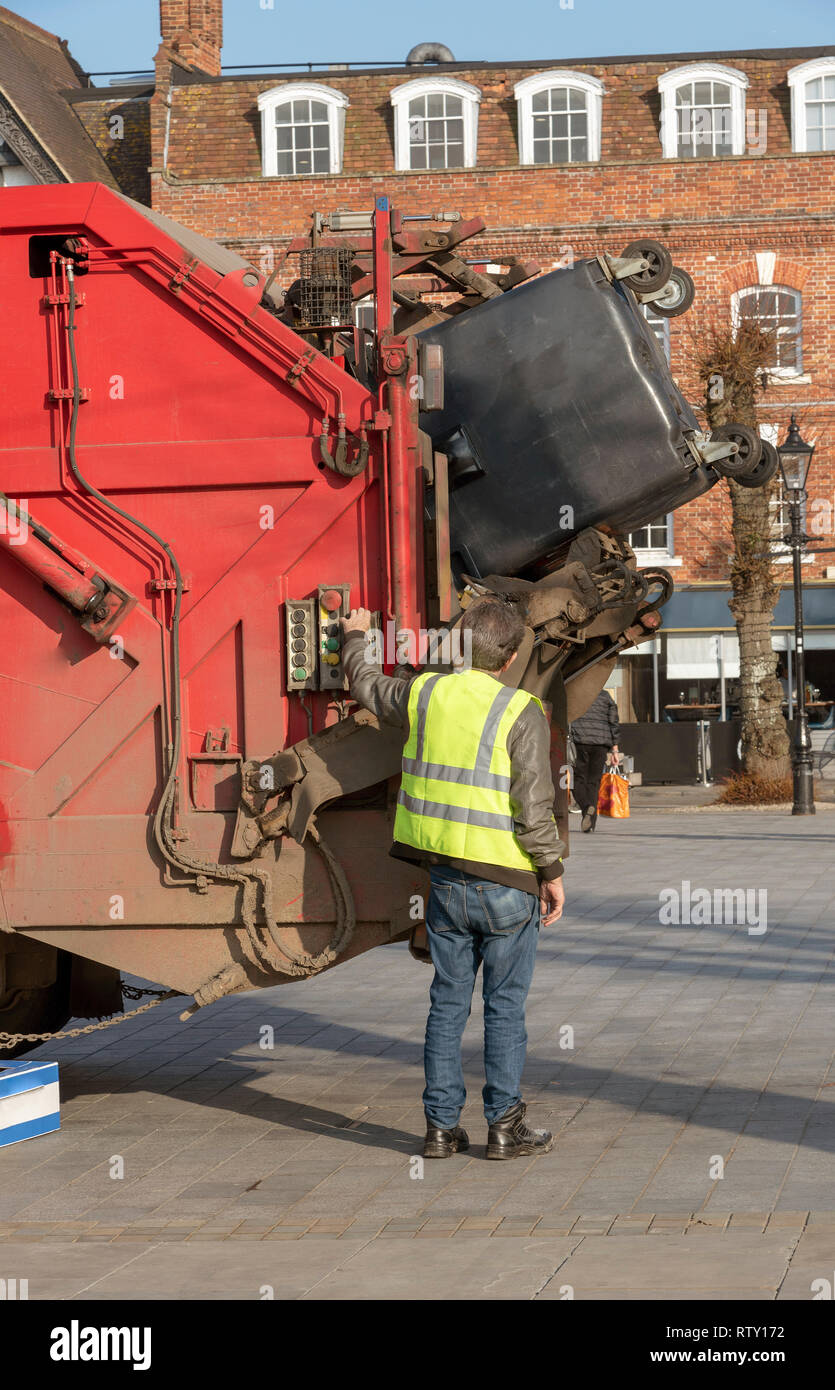 Salisbury, Wiltshire, Inglaterra, Reino Unido. De febrero de 2019. La carga operativa un tamaño comercial basura negra en un camión Foto de stock