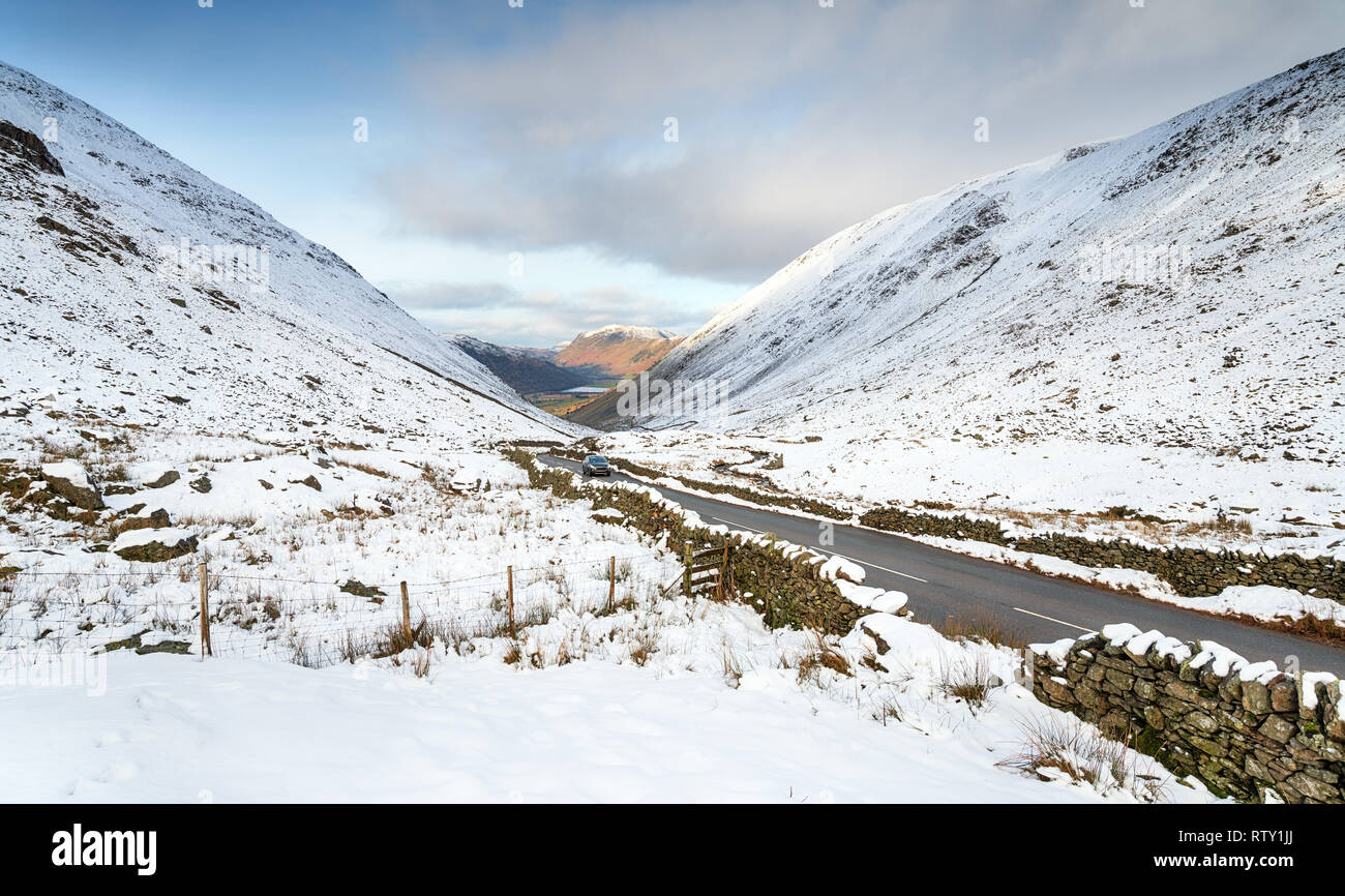 Una nevada Kirkstone Pass, el mayor paso de montaña en el Parque Nacional Lake District en Cumbria, mirando a lo lejos Brotherswater Foto de stock