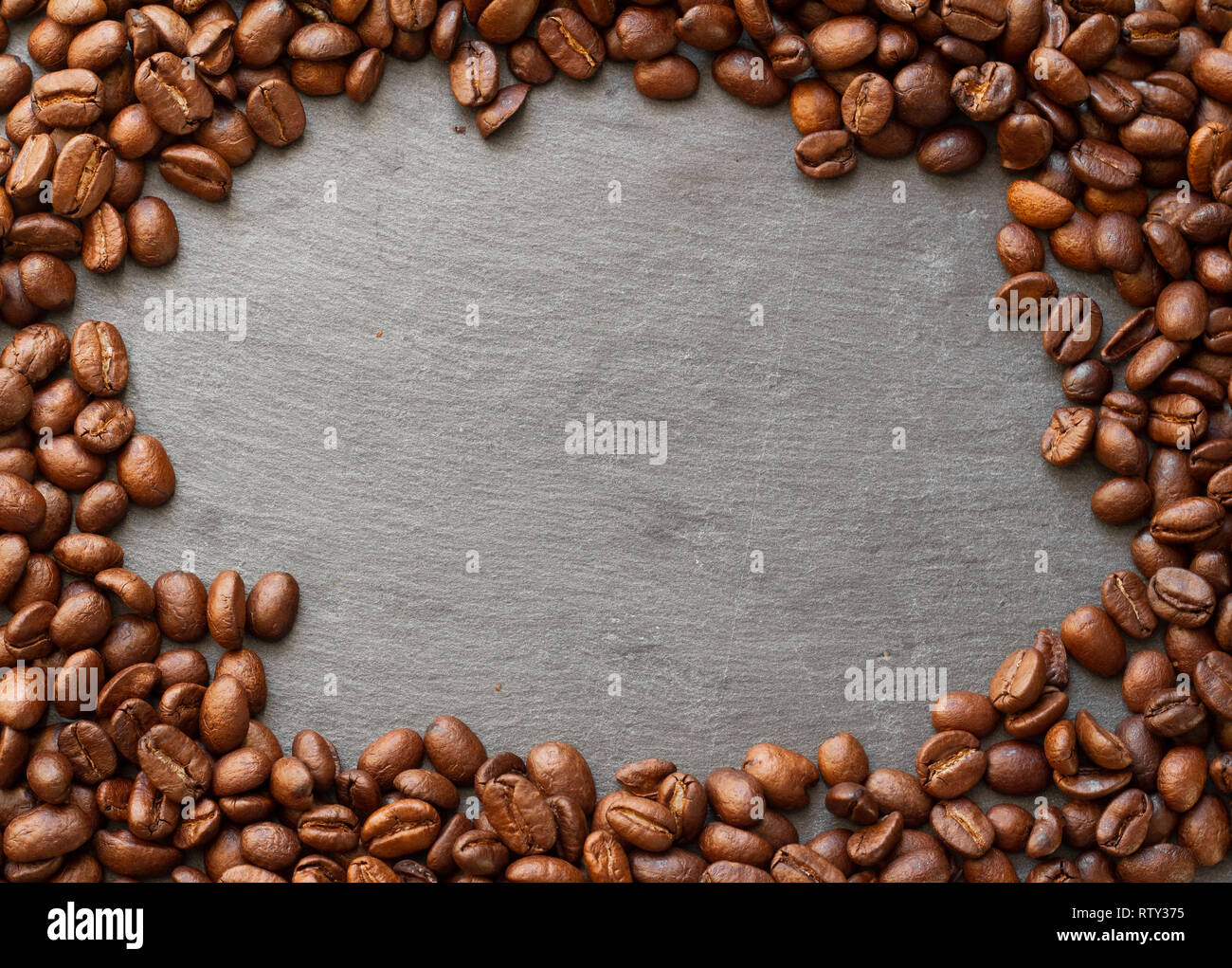 Vista superior de la tabla de granos de café. Foto de stock