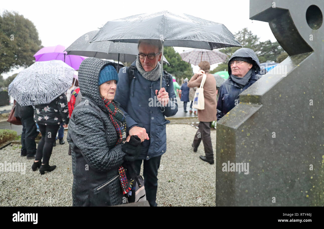 Frank Brehany y Mary Merritt en la tumba de Frank Abuela María Brehany que pasó 15 años en High Park Magdalane Lavandería, durante el acto conmemorativo Magdalenes flores en el cementerio de Glasnevin, en Dublín. Foto de stock