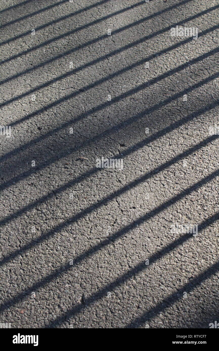 Las sombras de barandillas en un sendero en Gran Bretaña Foto de stock