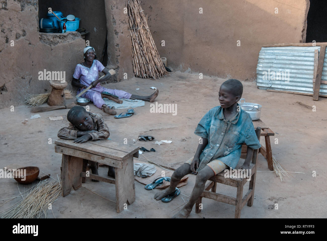 Una foto mostrando la vida cotidiana de una familia de Ghana. Hay una madre y sus hijos en la foto. Foto de stock
