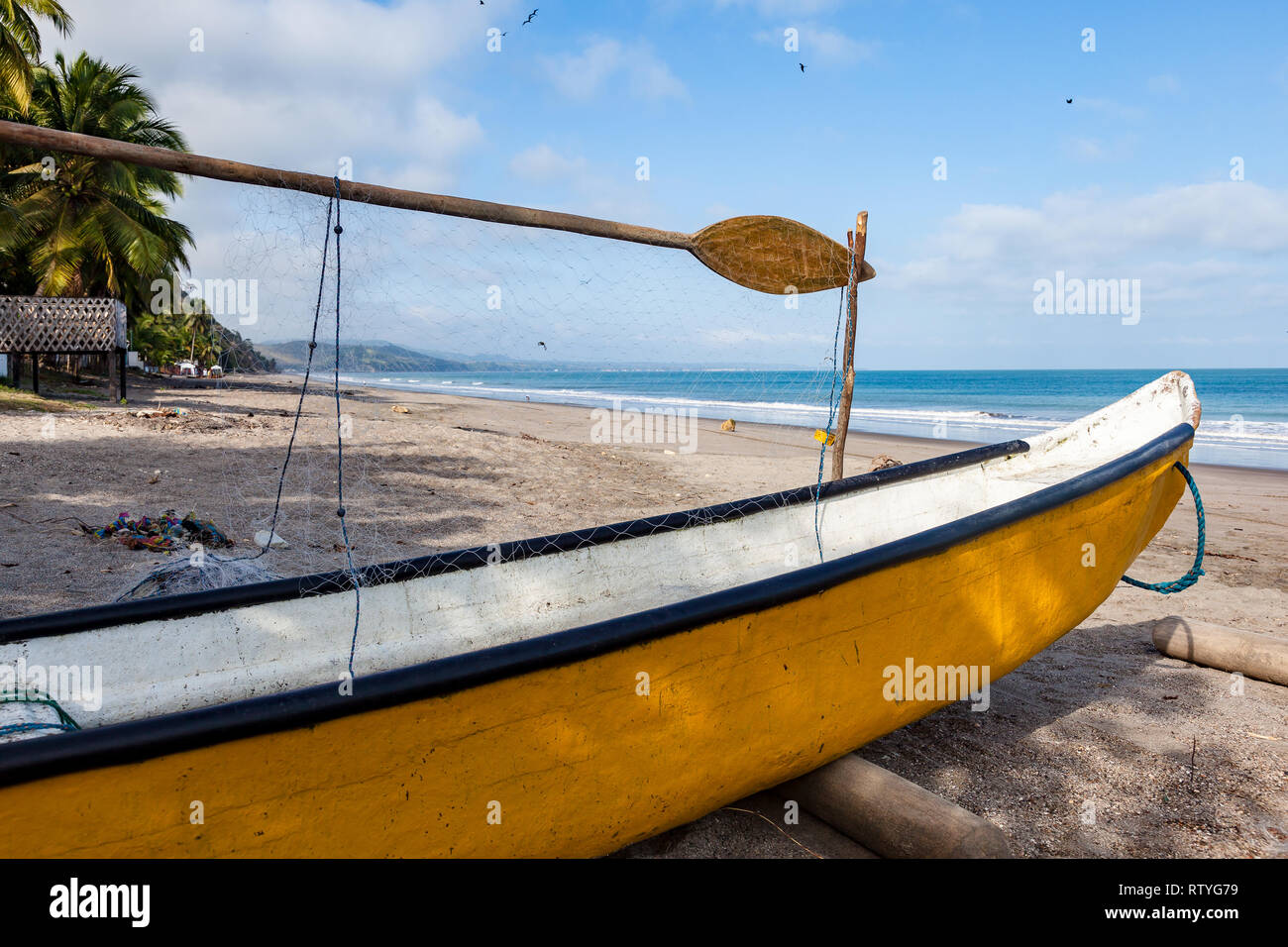 Canoa de color amarillo para la pesca artesanal, la carga de la red