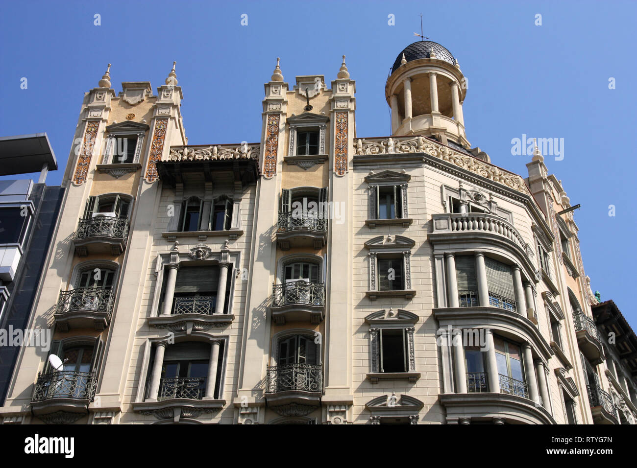 Hermosa arquitectura antigua en la famosa Avenida Diagonal (Eixample), Barcelona (España) Foto de stock