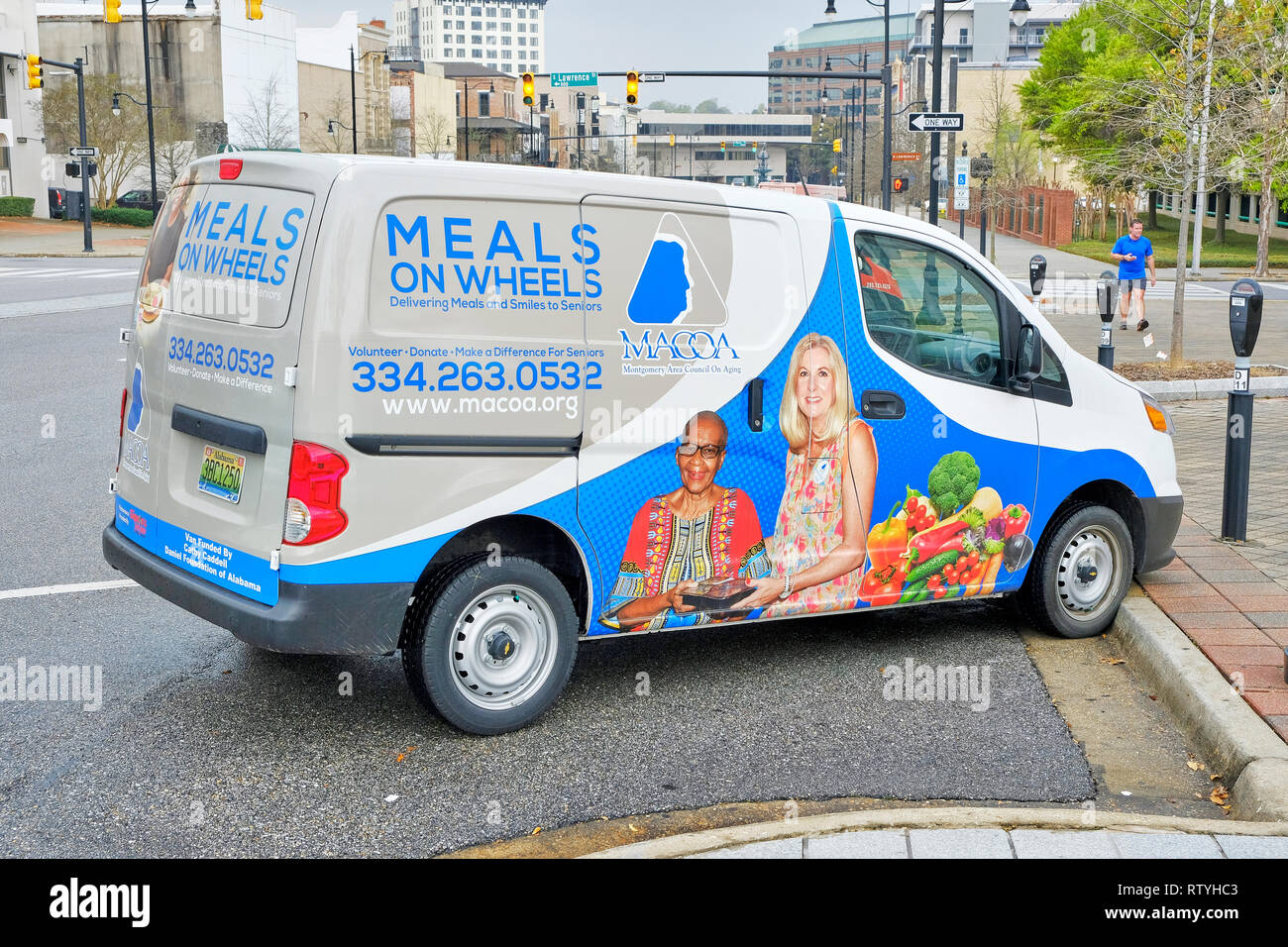 Meals on Wheels entrega camioneta estacionada en la calle esperando para entregar alimentos a un anciano o una persona de edad necesitados en Montgomery, Alabama, Estados Unidos. Foto de stock