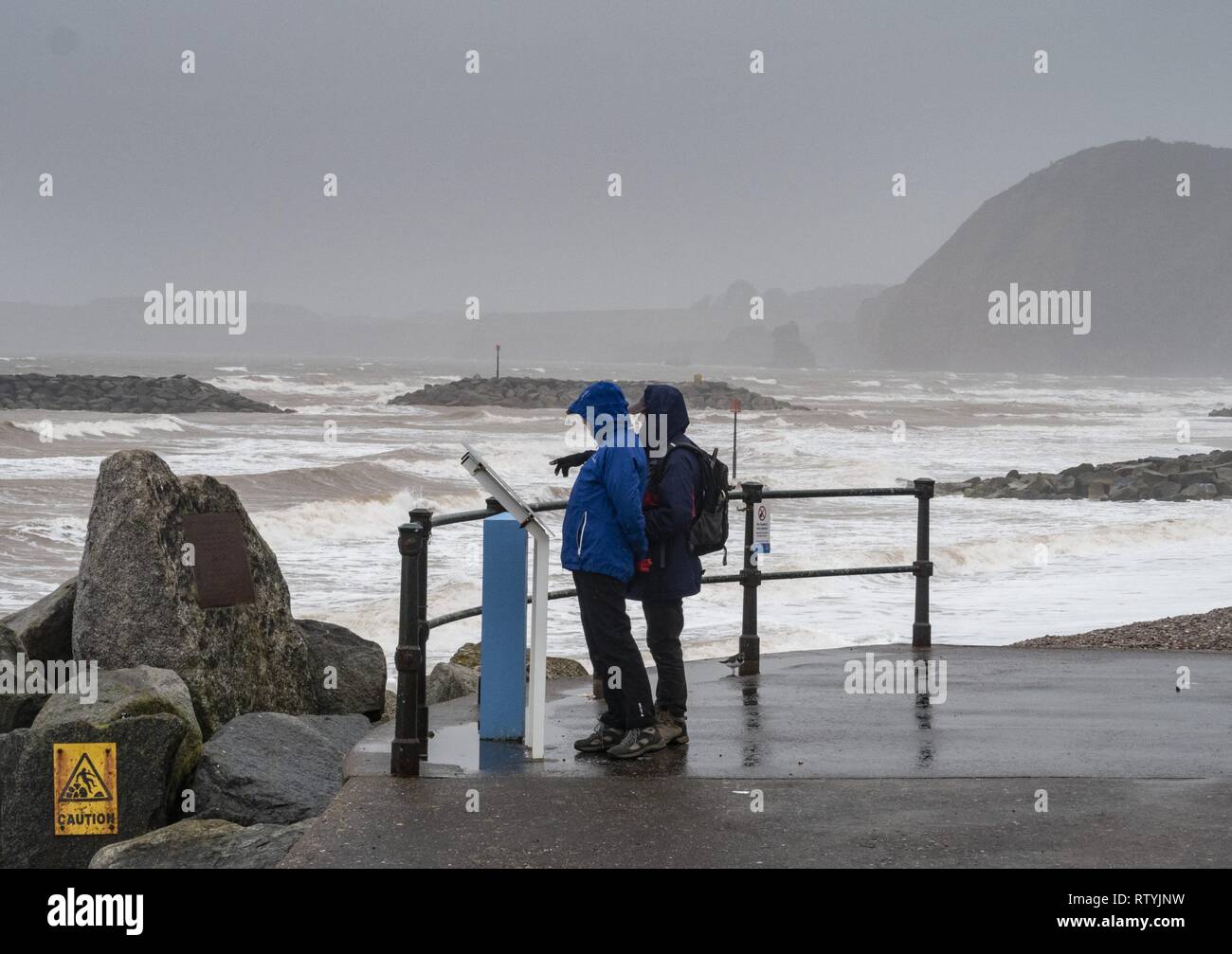 Sidmouth, Devon, Reino Unido. 3 de marzo de 2019.19 personas valientes la lluvia y vientos traídos por Strom Freya en primera línea de mar en Sidmouth, Devon. Crédito: Foto Central/Alamy Live News Foto de stock