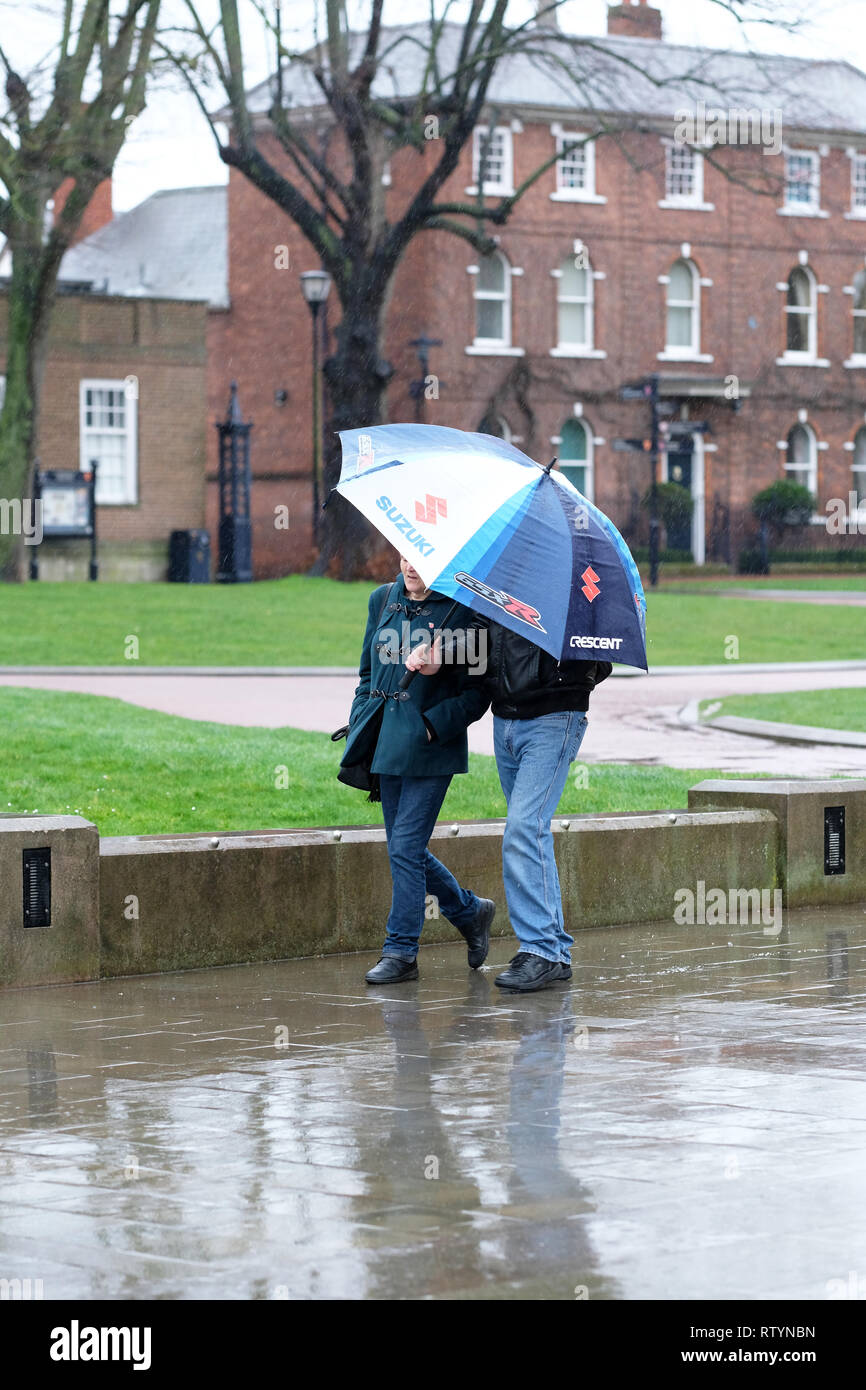 Hereford, Reino Unido. 3 de marzo de 2019. El clima del Reino Unido - fuertes lluvias y vientos fuertes para hacer un día umbella en Hereford como Freya tormenta se aproxima al Reino Unido desde el Sur - foto Steven Mayo / Alamy Live News Foto de stock