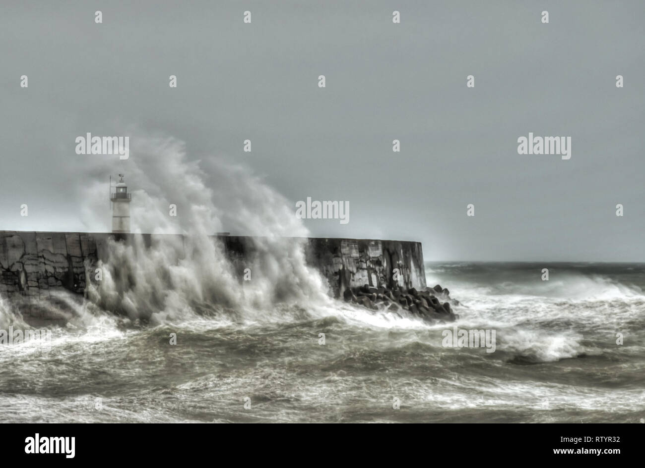 Newhaven, East Sussex, Reino Unido. 03 de marzo de 2019. HDR ilustra el movimiento de las olas como la tormenta Freya lanza el mar desde la costa sur de Inglaterra. Se trata de cuatro exposiciones de una onda. Foto de stock