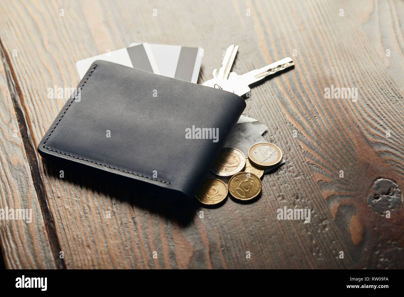Monedero de cuero, llaves, verificar, monedas y tarjetas de crédito sobre  la mesa de madera Fotografía de stock - Alamy