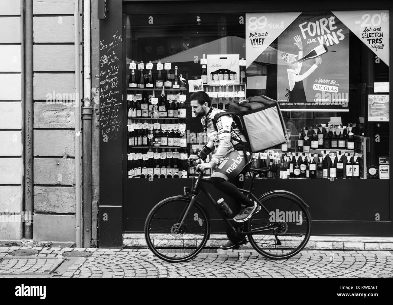 Estrasburgo, Francia - Oct 1, 2017: imagen en blanco y Blacck de Deliveroo biker vistiendo ropa de marca de ciclismo. La entrega de alimentos en línea Company fue fundada en 2013 por voluntad de Shu y Greg Orlowski Foto de stock