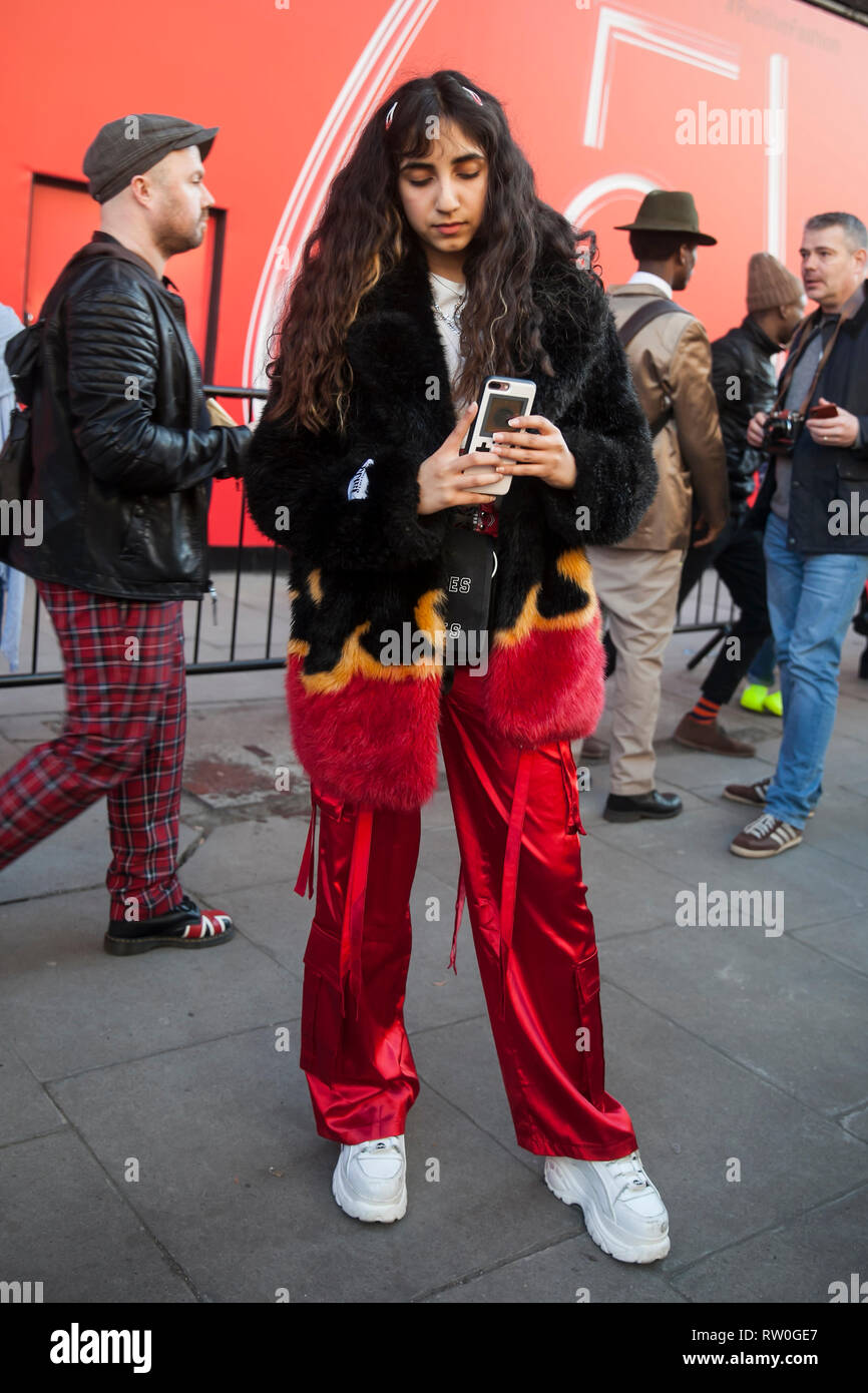 Pantalones de seda fotografías e imágenes de alta resolución - Alamy