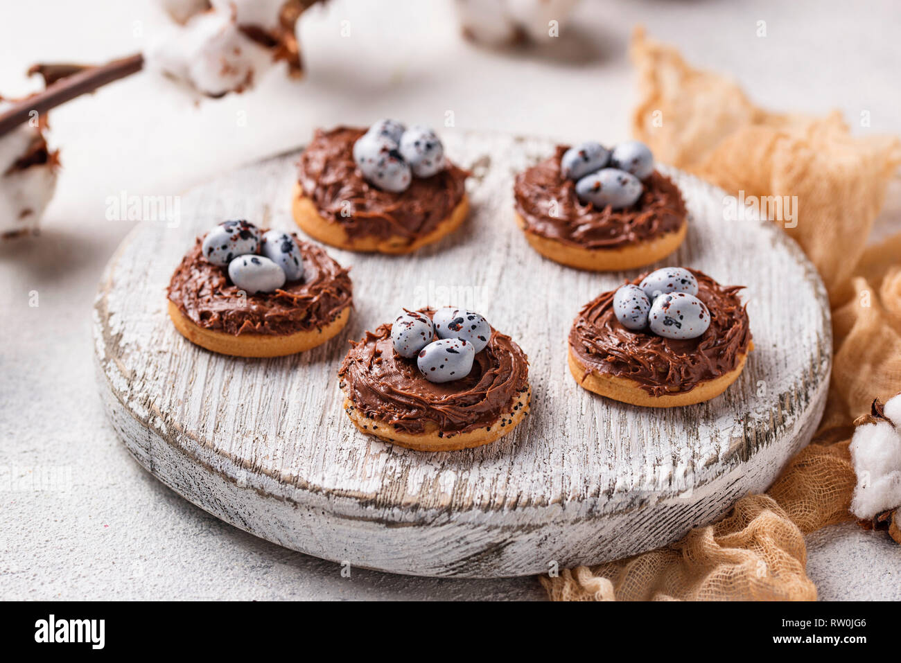 Las cookies de Pascua en forma de nido con huevos Foto de stock