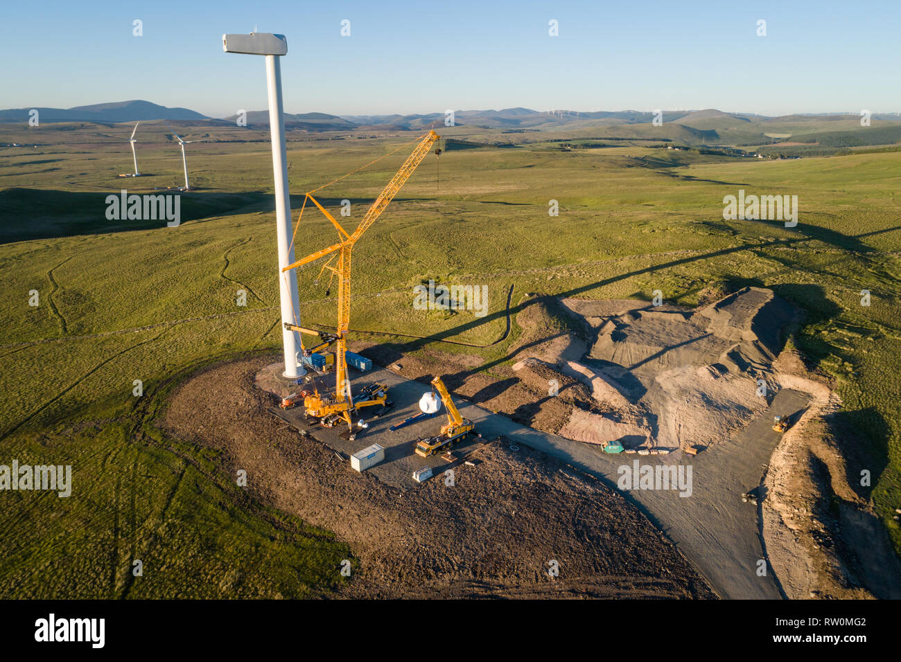 Imagen aérea que muestra la construcción de aerogeneradores con grúas en Andershaw Parque Eólico cerca de Douglas en South Lanarkshire, en el sur de Escocia. Foto de stock