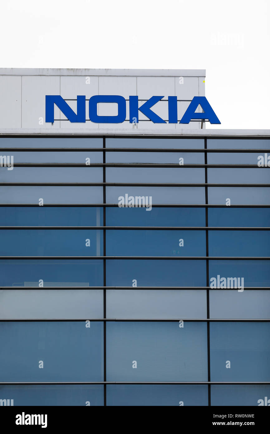 ESPOO, Finlandia - Marzo 03, 2019: Big Nokia nombre de marca en la parte superior de un edificio de oficinas en el Campus de Nokia en Espoo, Finlandia Foto de stock