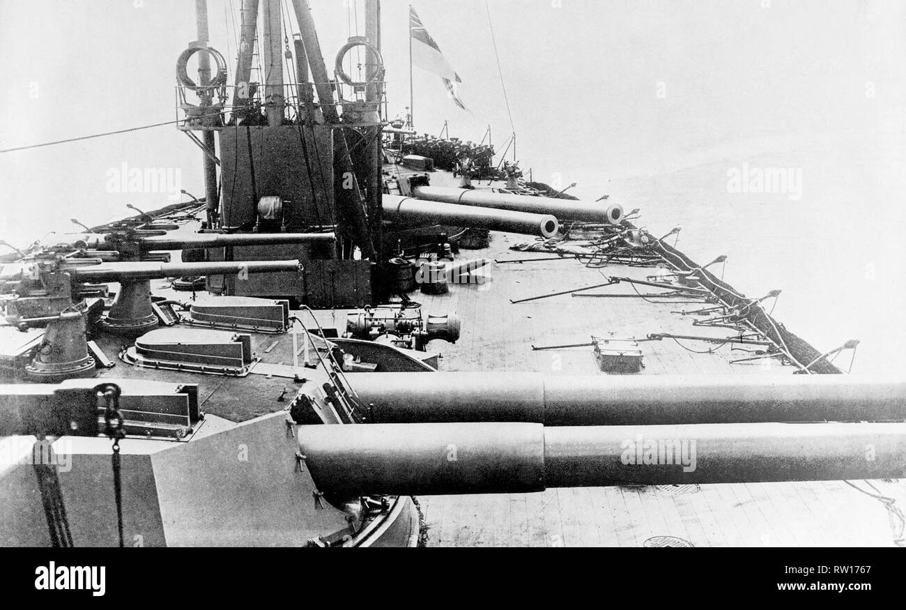 Quarterdeck de HMS Dreadnought con armas y armamentos imagen actualizada utilizando técnicas de restauración y retoque digital Foto de stock