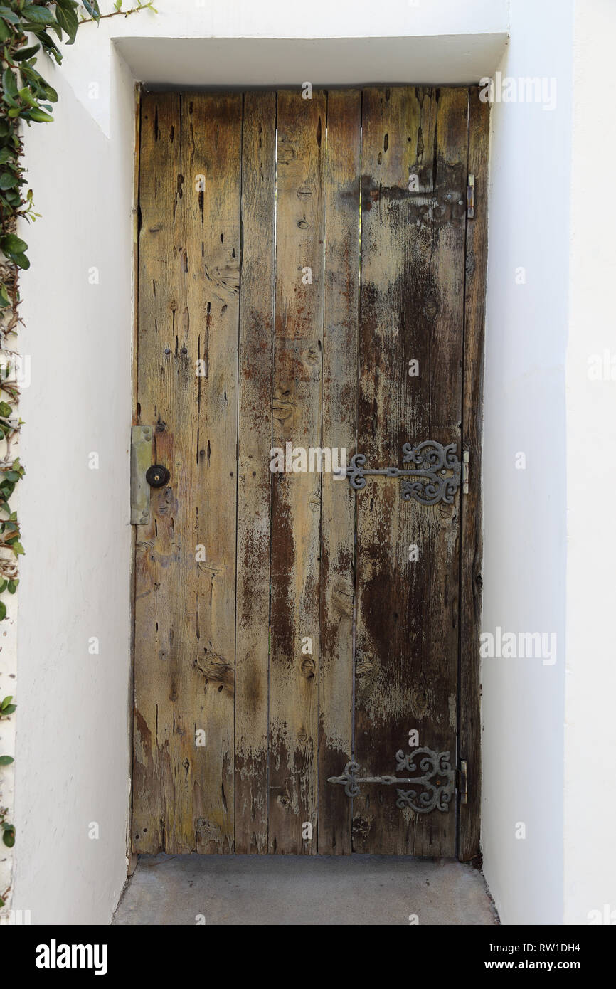 Puerta de madera hecha de madera tuya fotografías e imágenes de alta  resolución - Alamy