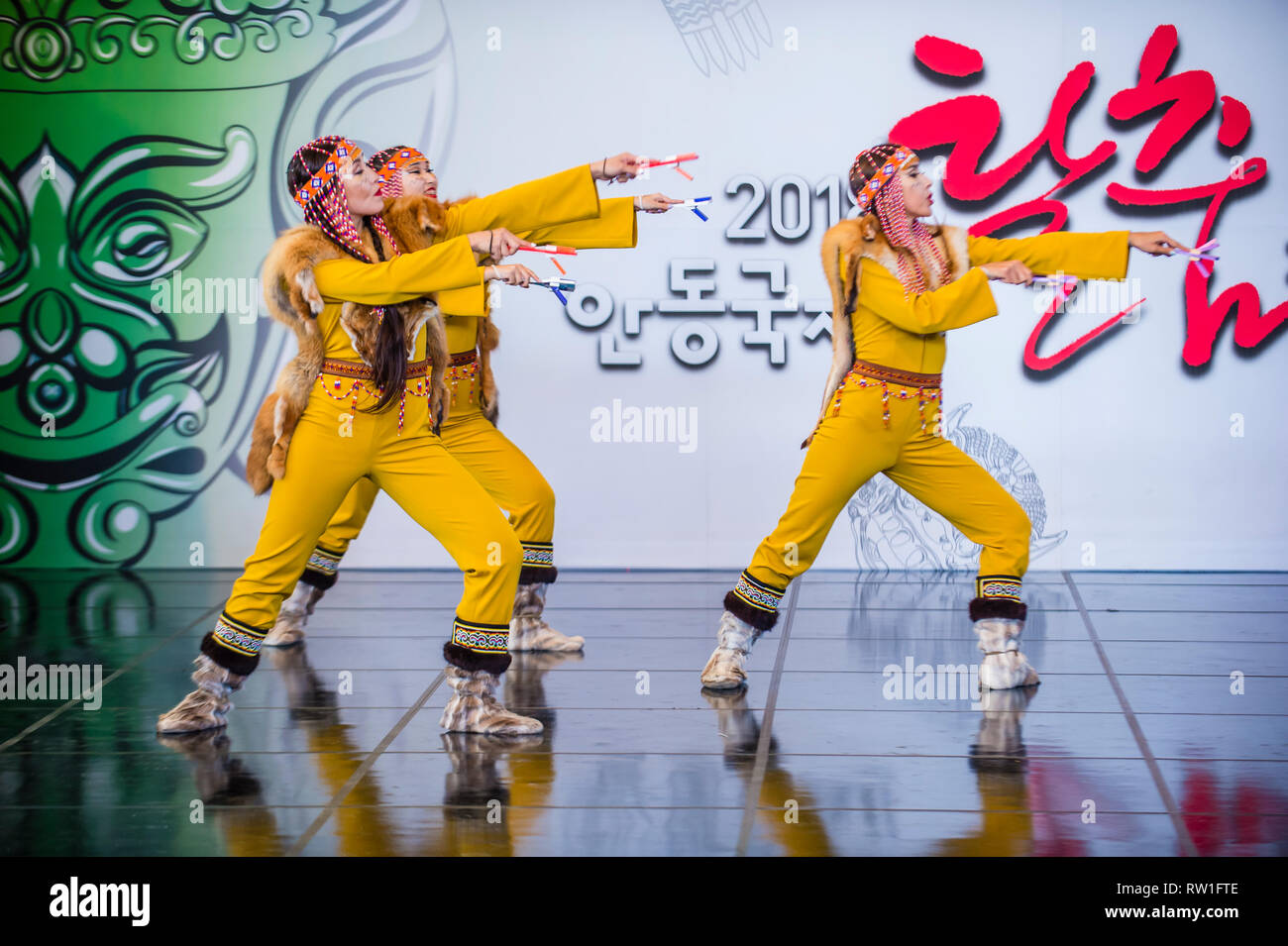 Bailarines de Folk Ensemble Gulun de Yakutia, al norte de Rusia, actúan en el festival Maskdance celebrado en Andong, Corea del Sur Foto de stock