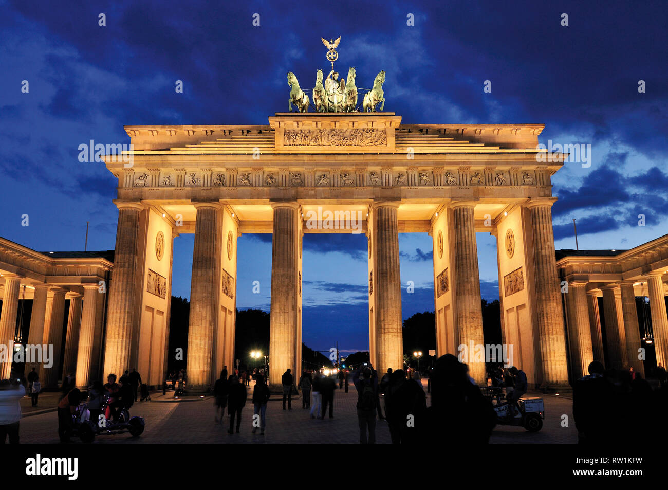 Puerta de Brandenburgo de noche en azul cielo con dramática hora Foto de stock