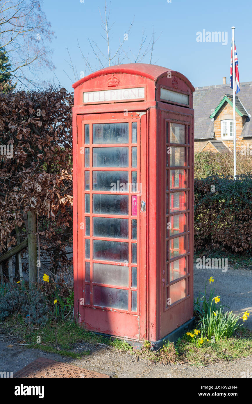 Hierro fundido tipo k6 kiosk catalogado de grado 2 en el cuadro Teléfono de Rockingham, Northamptonshire Foto de stock