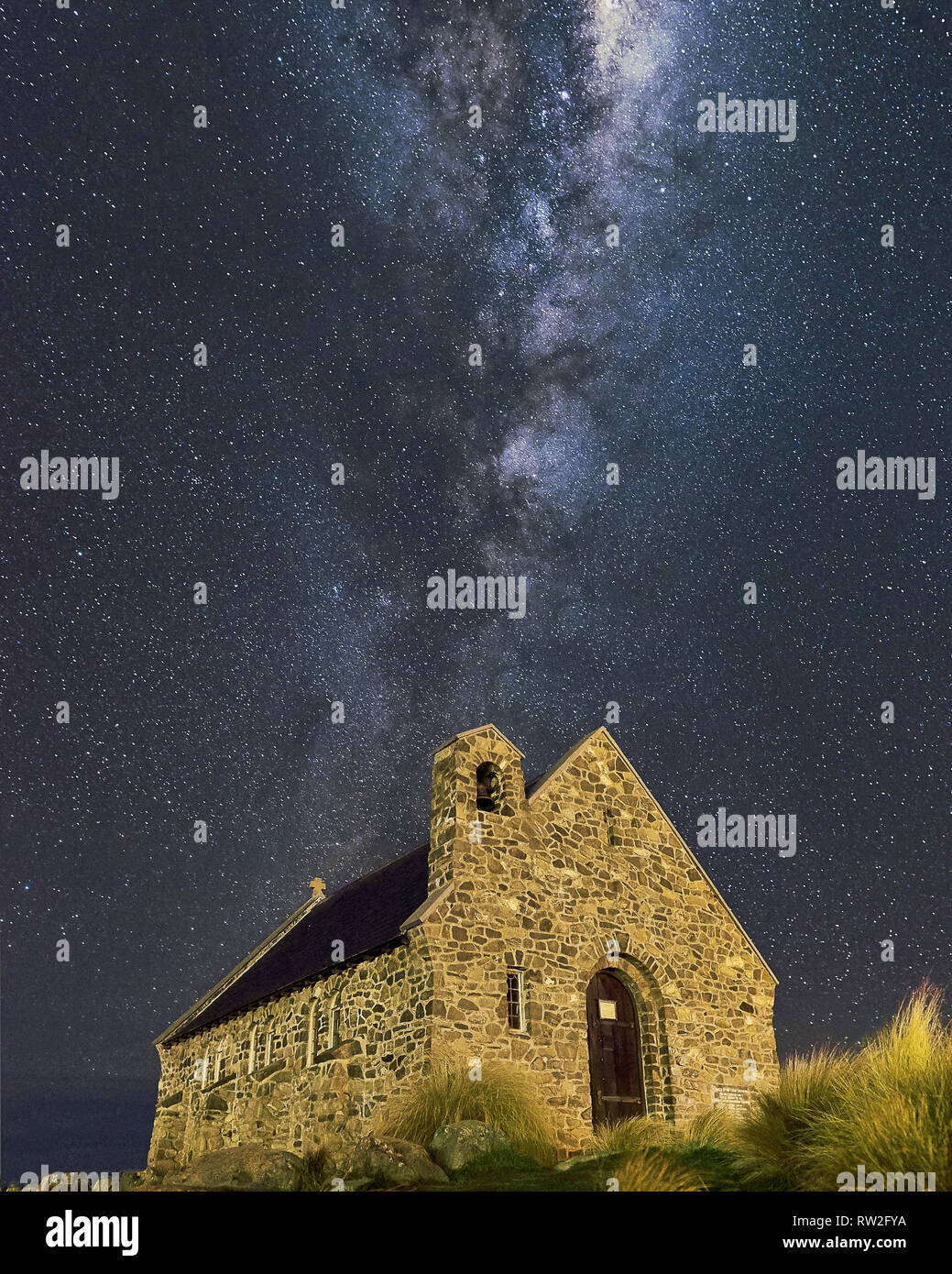 La vía láctea se elevan por encima de la Iglesia del Buen Pastor en el Lago Tekapo Nueva Zelanda. Una noche en la galaxia de la vía láctea. Foto de stock