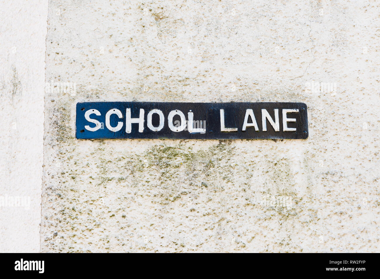 Muy vieja calle signo fijo en pared en School Lane en Uppingham, antiguo mercado en Rutland Foto de stock