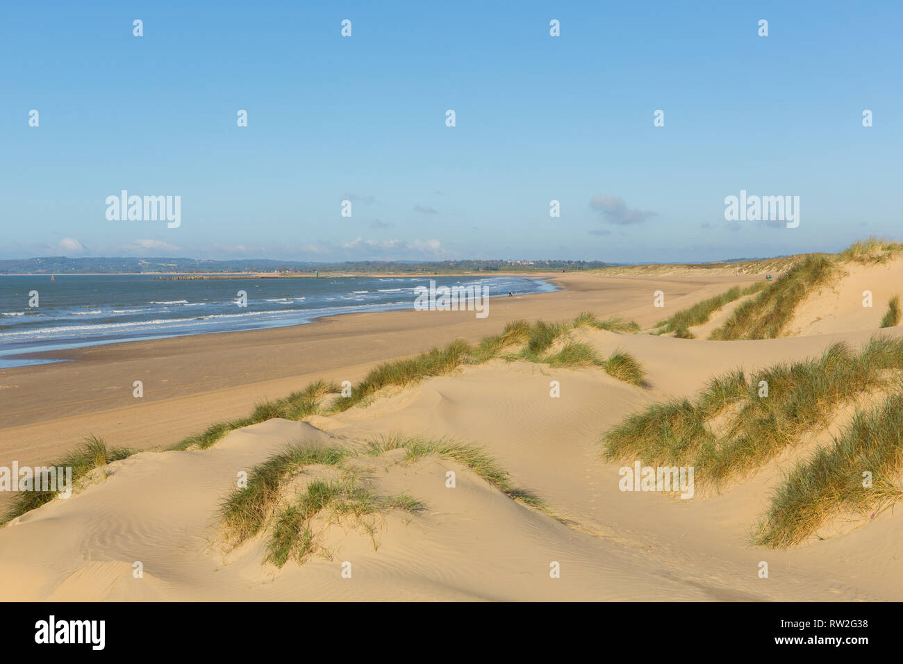 Comba Sands Beach, East Sussex, Reino Unido una hermosa playa de arena cerca de centeno y Hastings Foto de stock