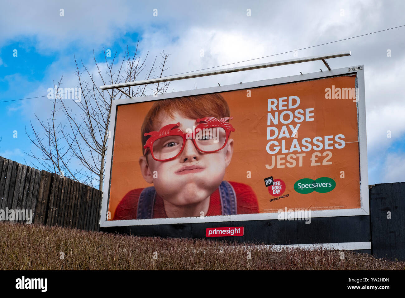 Billboard Specsavers gafas con nariz roja día anuncio UK Foto de stock