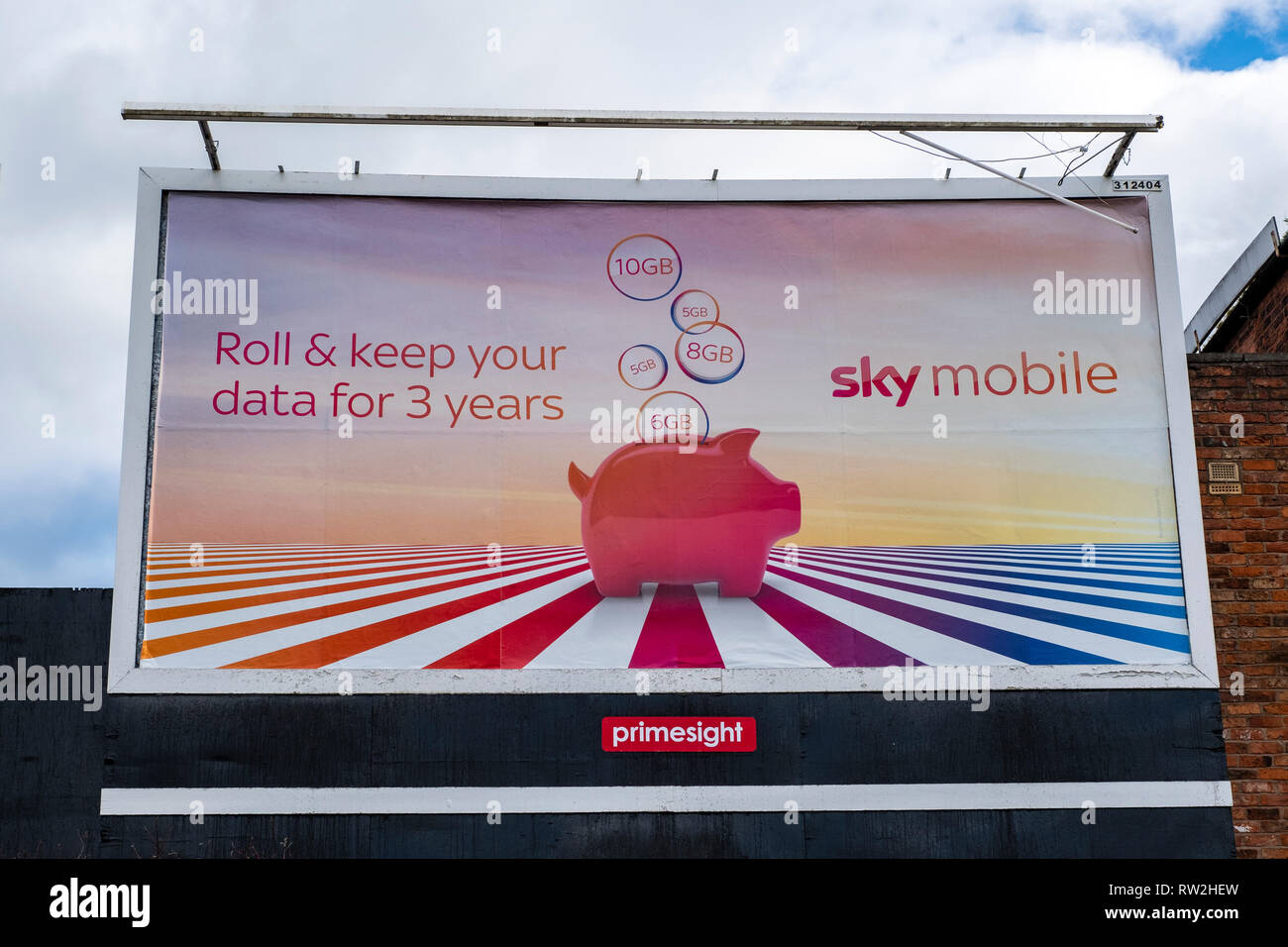 Anuncio en vallas publicitarias móviles Sky UK Foto de stock