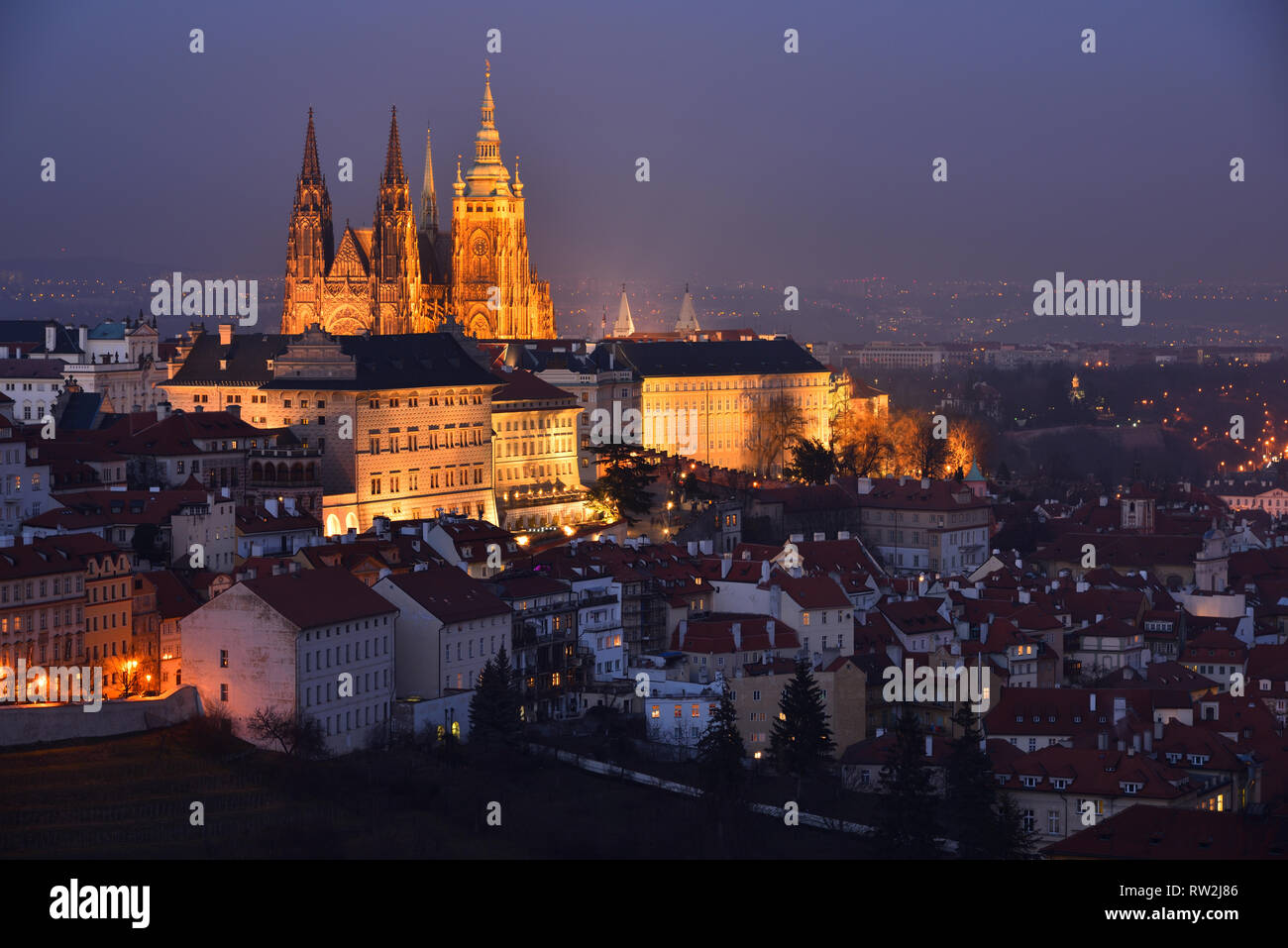 Que el Castillo de Praga y la Catedral de San Vito con iluminación nocturna. Fragmento de Lesser Town district (checo: Malá Strana). Tarde en la noche. El invierno. Foto de stock