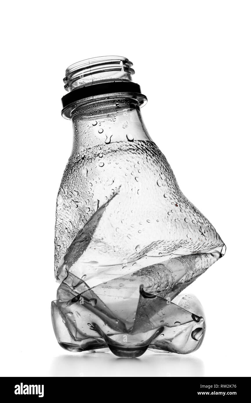 Rompieron la botella de plástico vacía, aislado sobre fondo blanco. Foto de stock