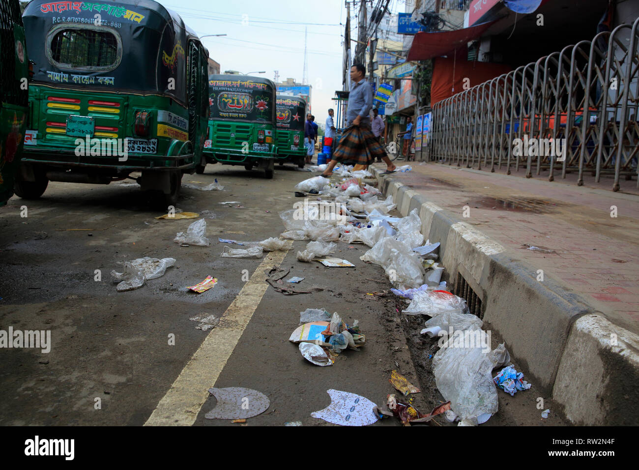 Contaminación plástica sobre road, Dhaka, Bangladesh Fotografía de