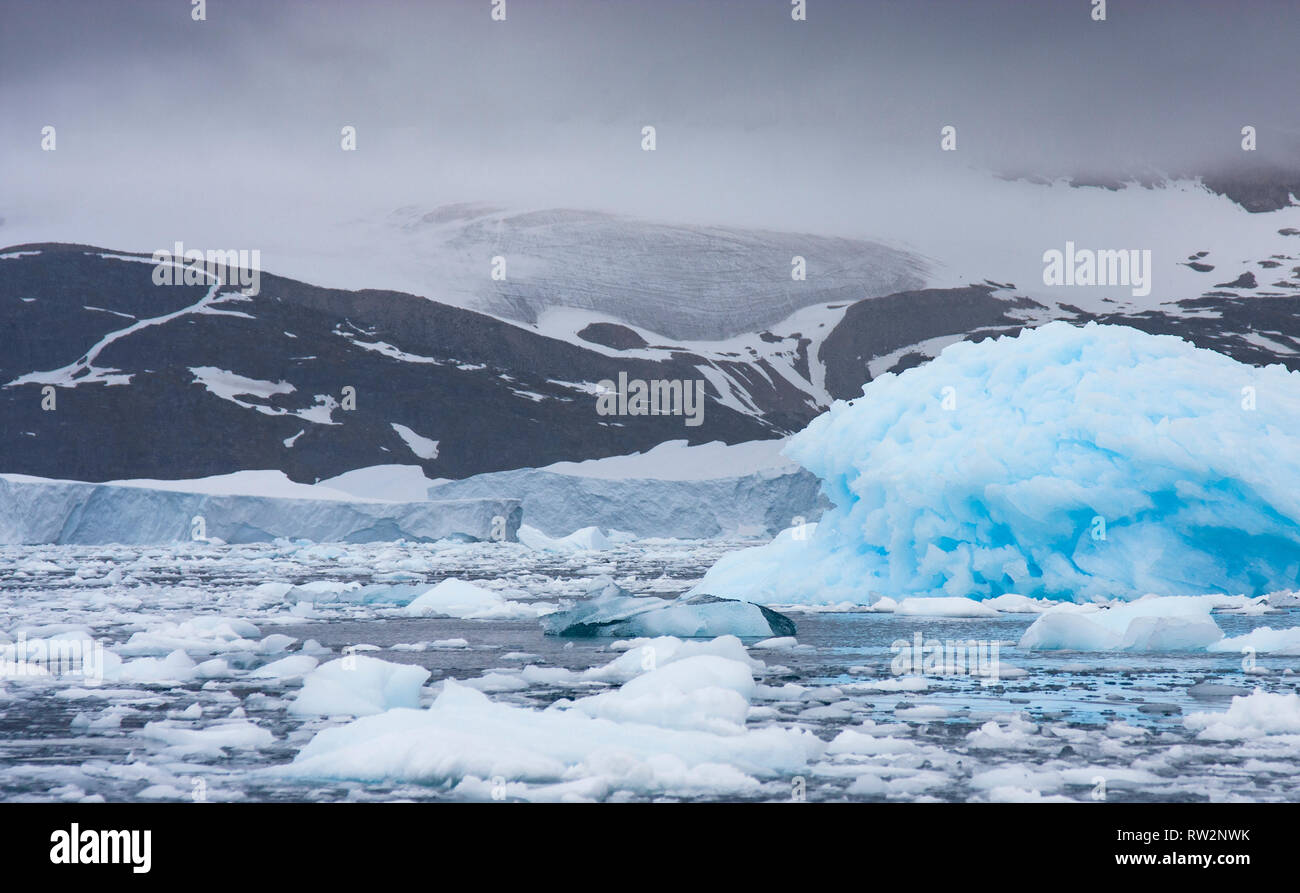 Dentro de la antigua de hielo de los glaciares se torna azul como el peso squeeer todo el oxígeno fuera de ella. Icebers azul una vez haber sido parte de grandes glaciares Foto de stock