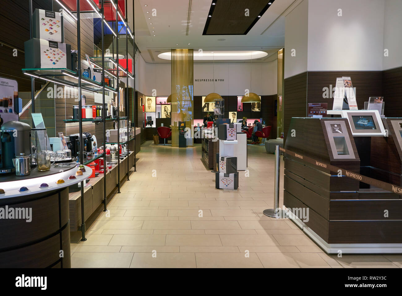 Düsseldorf, Alemania - CIRCA Septiembre, 2018: dentro de la tienda  Nespresso en Dusseldorf. Las máquinas Nespresso brew y café espresso de  cápsulas de café, o Fotografía de stock - Alamy
